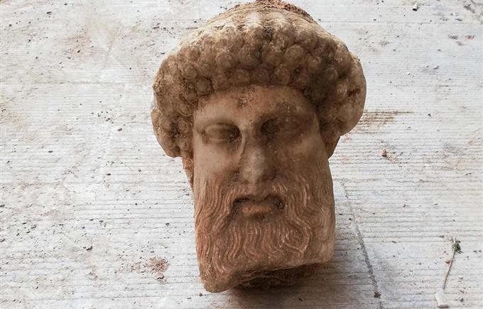 В Афинах нашли голову античной мраморной скульптуры бога Гермеса — фото находки