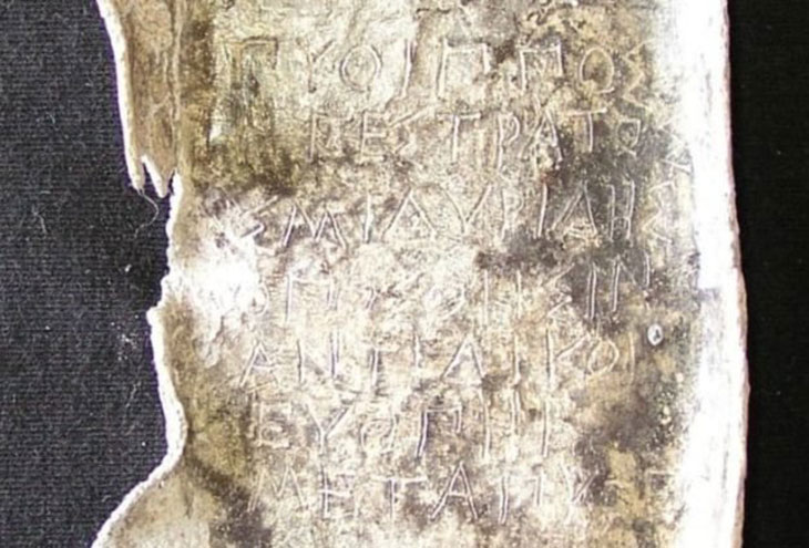 Археологи обнаружили древние таблички в одном из афинских колодцев 