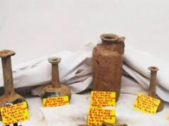 В древней гробнице на Эвии обнаружены три скелета, сосуды и монеты