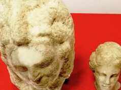 Мужчина нашел мраморные головы римской эпохи в своем доме в Греции