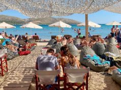 Греческие пляжи переполнены туристами