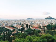 «Афины полны туристов», поскольку Греция продлевает туристический сезон