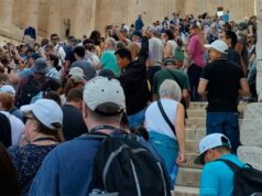 Туристы буквально «осадили» афинский Акрополь