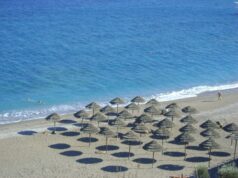 «Движение полотенец»: В Греции усилен контроль за свободным доступом граждан к пляжам