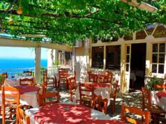 Греческие и иностранные туристы ограничивают посещение таверн во время отпуска в 2023 году